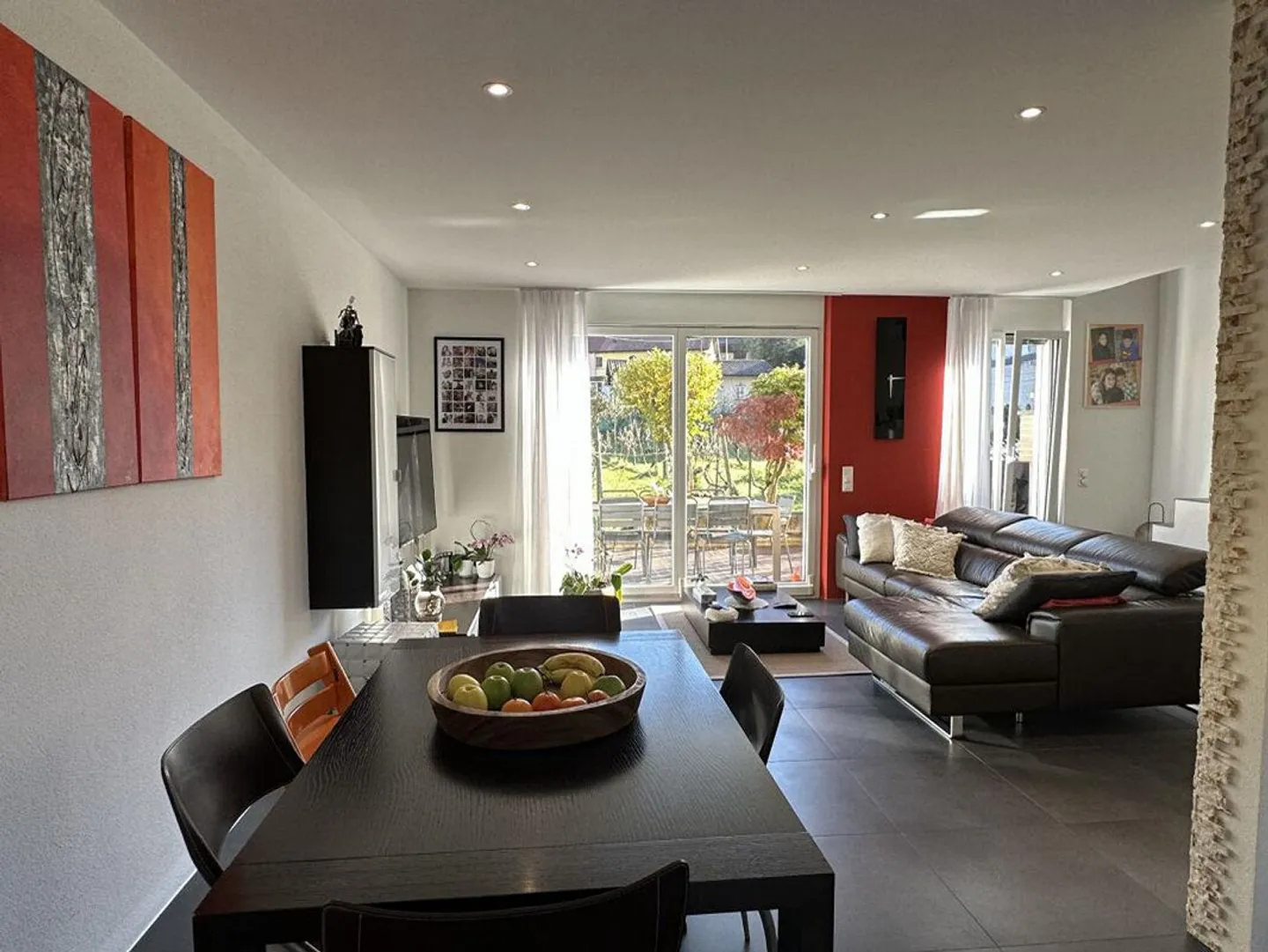 Einfamilienhaus mit 5,5 Zimmern und Garten in zentraler und ruhiger Lage - Foto 8 von 13