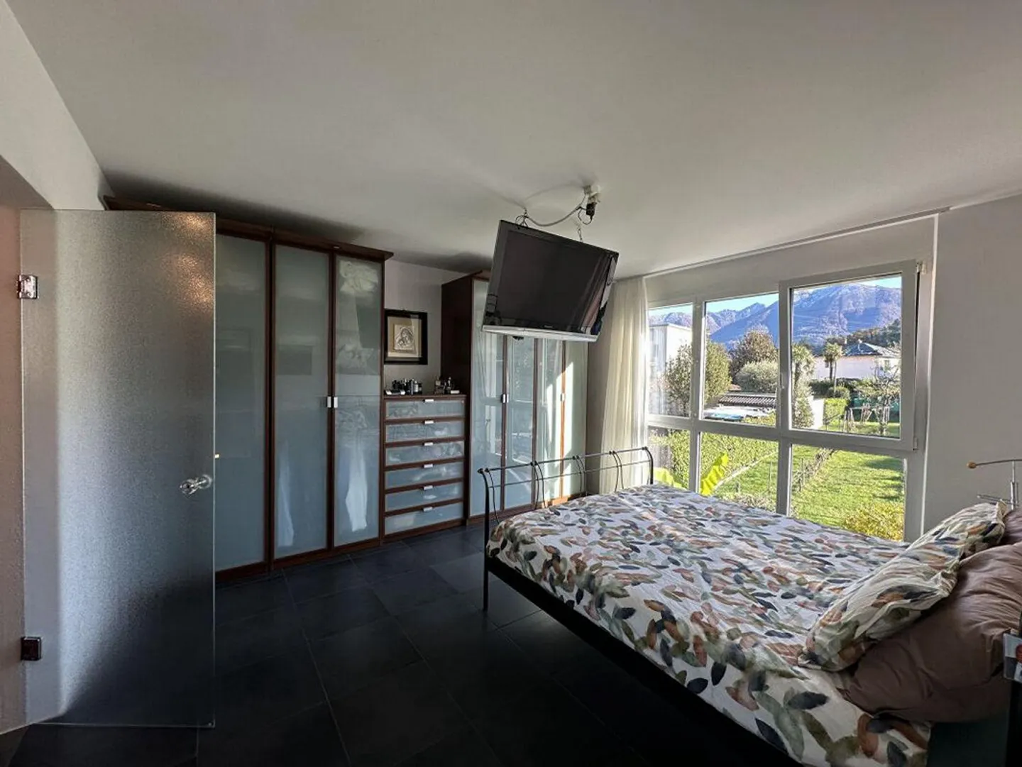 Einfamilienhaus mit 5,5 Zimmern und Garten in zentraler und ruhiger Lage - Foto 9 von 13