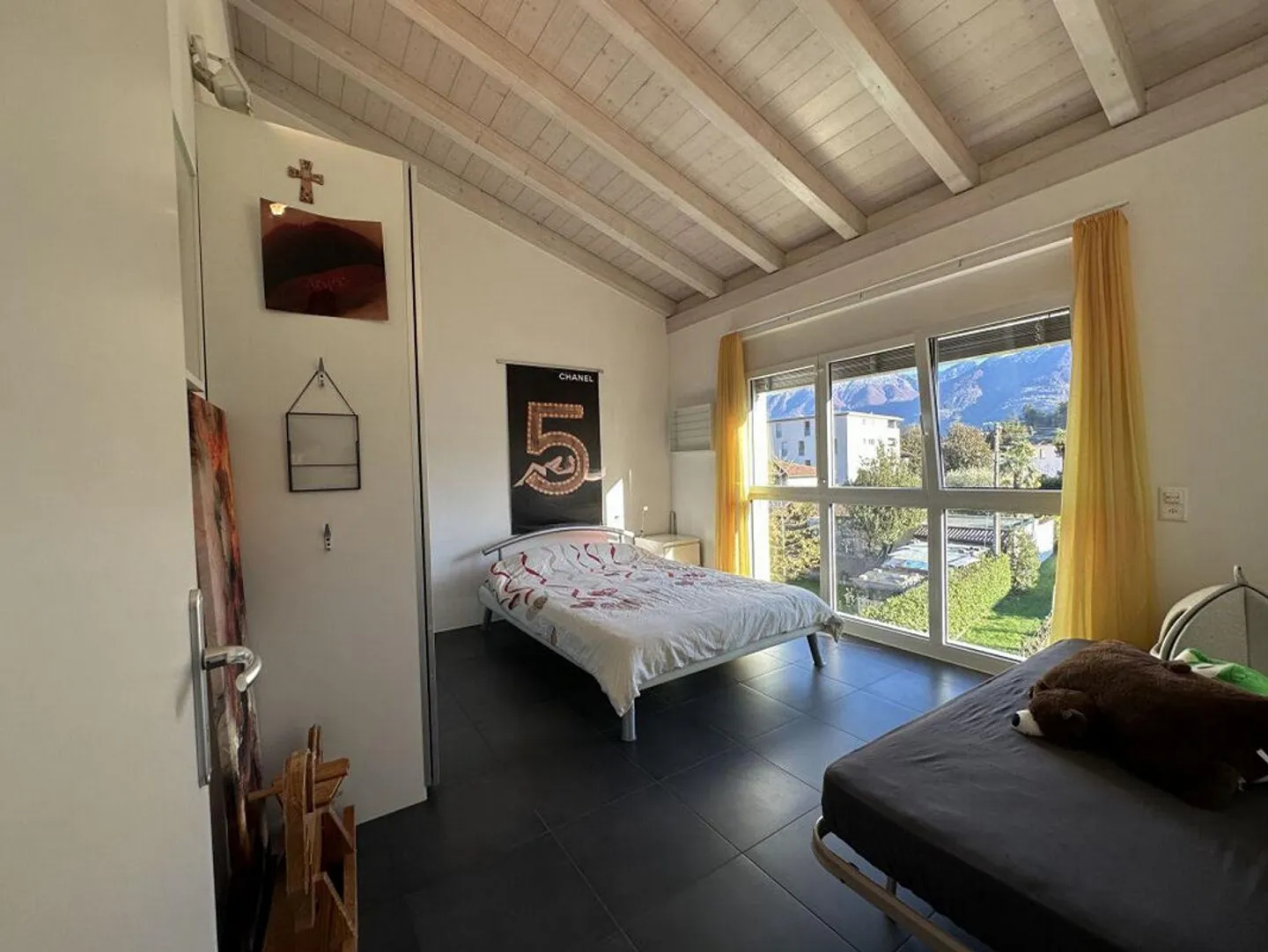 Einfamilienhaus mit 5,5 Zimmern und Garten in zentraler und ruhiger Lage - Foto 10 von 13
