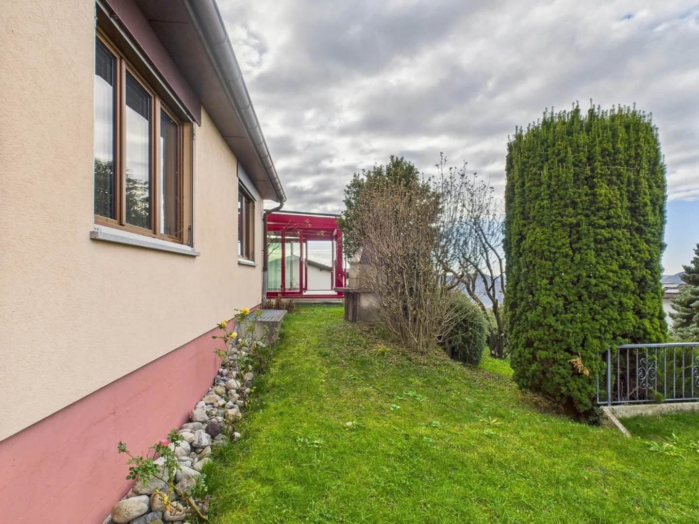 Maison indépendante avec un excellent potentiel dans un quartier calme à Breggia - Photo 2 sur 13