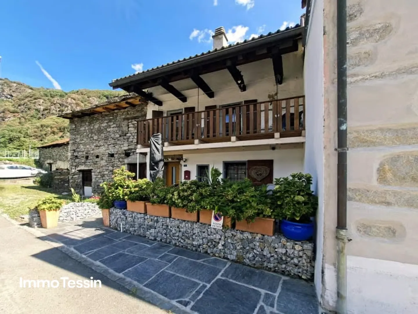 Maison confortable du Tessin entièrement rénovée dans un endroit calme avec de belles vues, terrasse et balcon - Photo 1 sur 13
