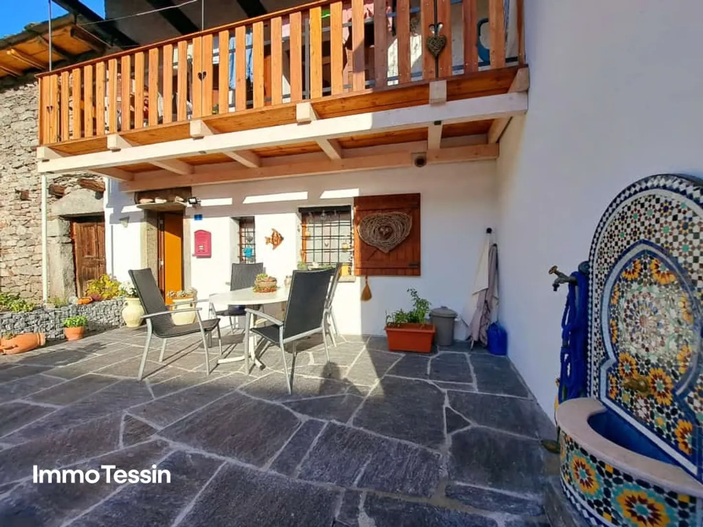 Maison confortable du Tessin entièrement rénovée dans un endroit calme avec de belles vues, terrasse et balcon - Photo 2 sur 13