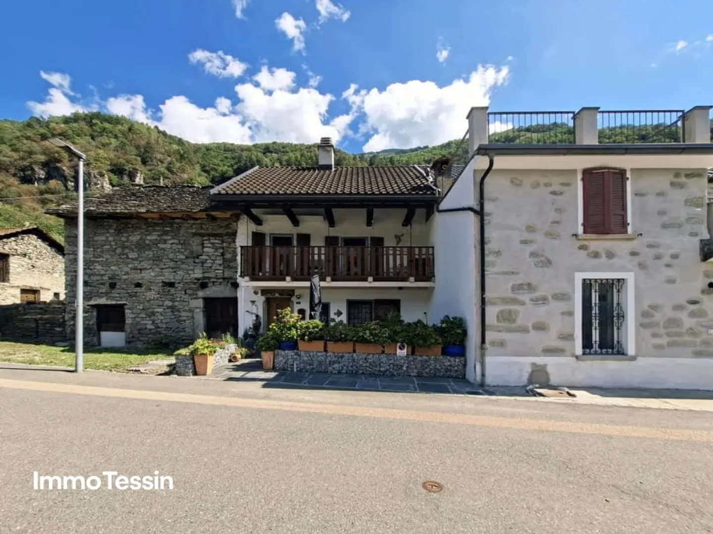 Maison confortable du Tessin entièrement rénovée dans un endroit calme avec de belles vues, terrasse et balcon - Photo 3 sur 13