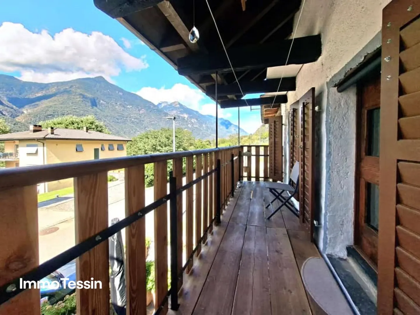 Maison confortable du Tessin entièrement rénovée dans un endroit calme avec de belles vues, terrasse et balcon - Photo 4 sur 13