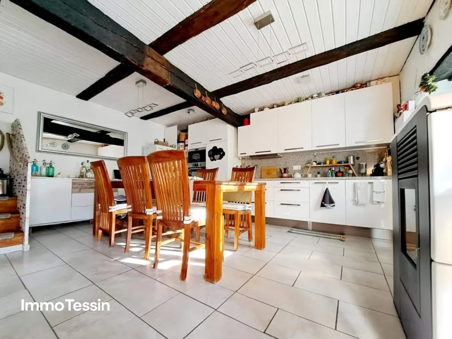 Maison confortable du Tessin entièrement rénovée dans un endroit calme avec de belles vues, terrasse et balcon - Photo 6 sur 13