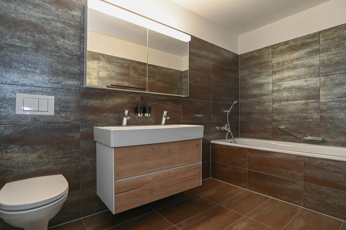 MODERN/HOCHWERTIGER INNENAUSBAU/RUHIGE UND GUTE LAGE/OFFENER GRUNDRISS - Foto 13 von 15