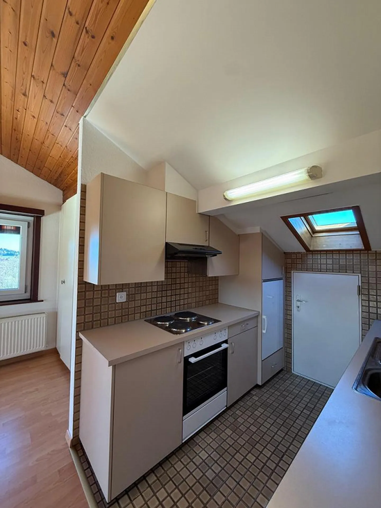 Cozy 2.5 Attic Apartment on the 3rd Floor - Photo 4 of 10