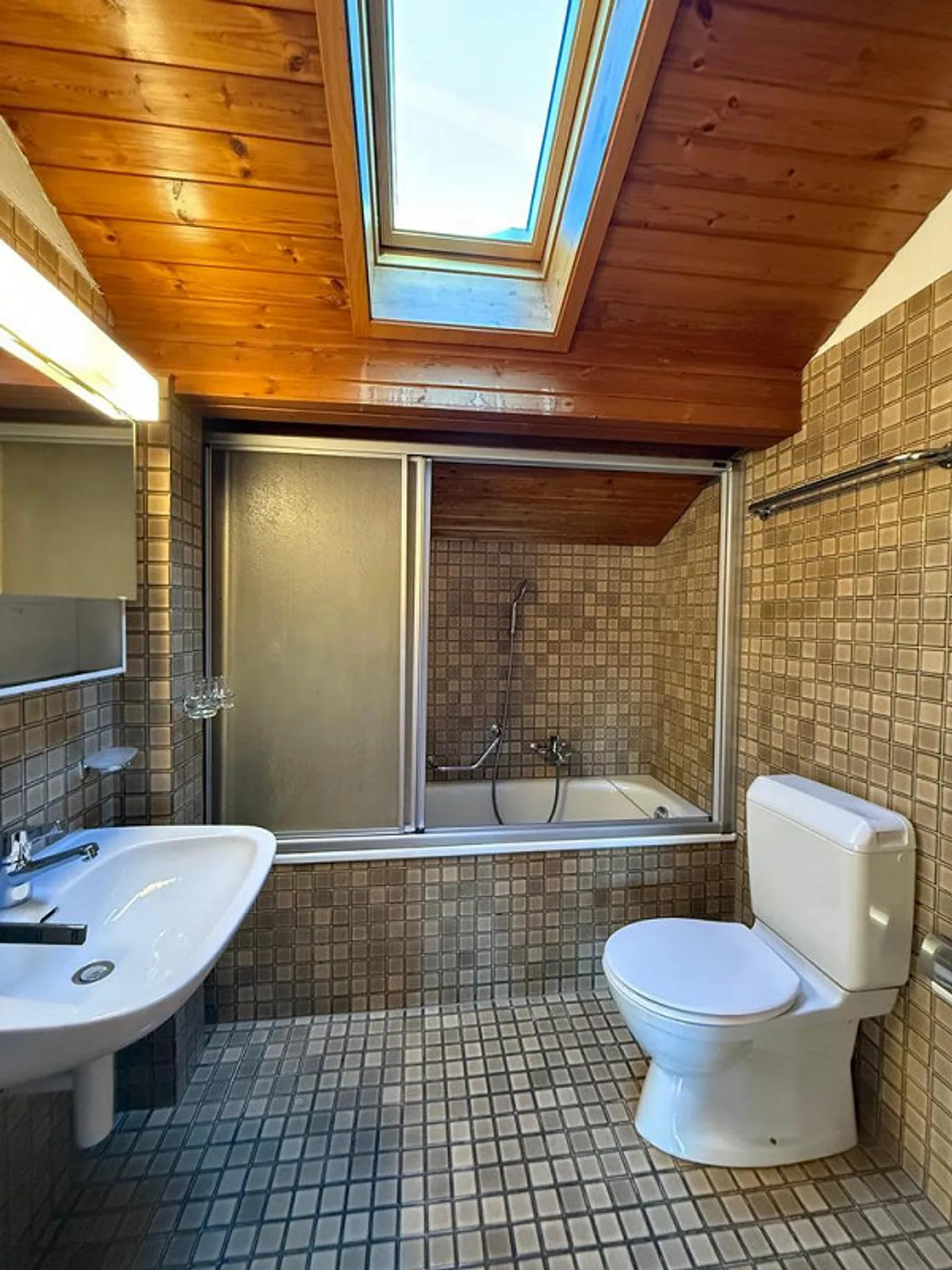 Cozy 2.5 Attic Apartment on the 3rd Floor - Photo 5 of 10