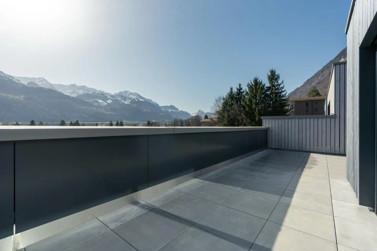 Villa moderne avec terrain spacieux - Photo 2 sur 9