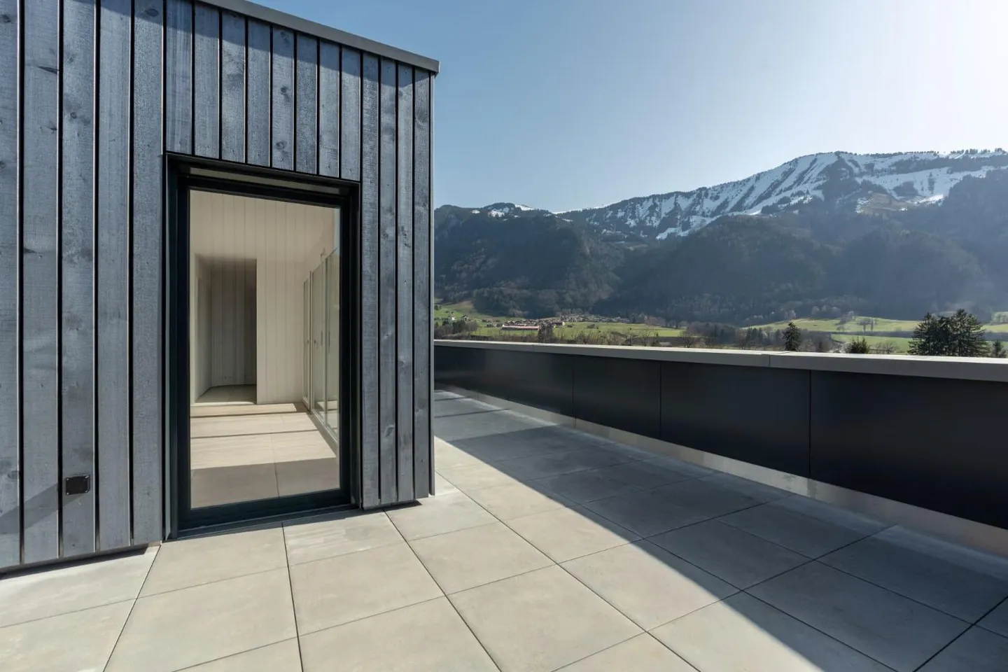 Villa moderne avec terrain spacieux - Photo 3 sur 9