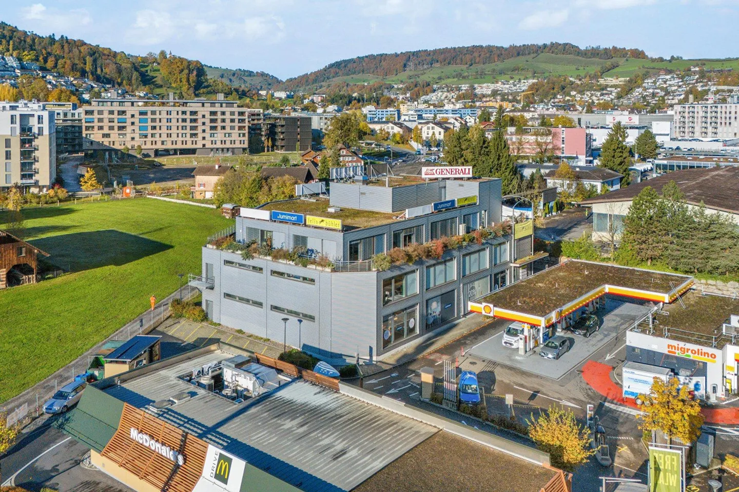 Spazi commerciali o di servizio in una posizione di traffico ideale 826 m² - Foto 1 di 10
