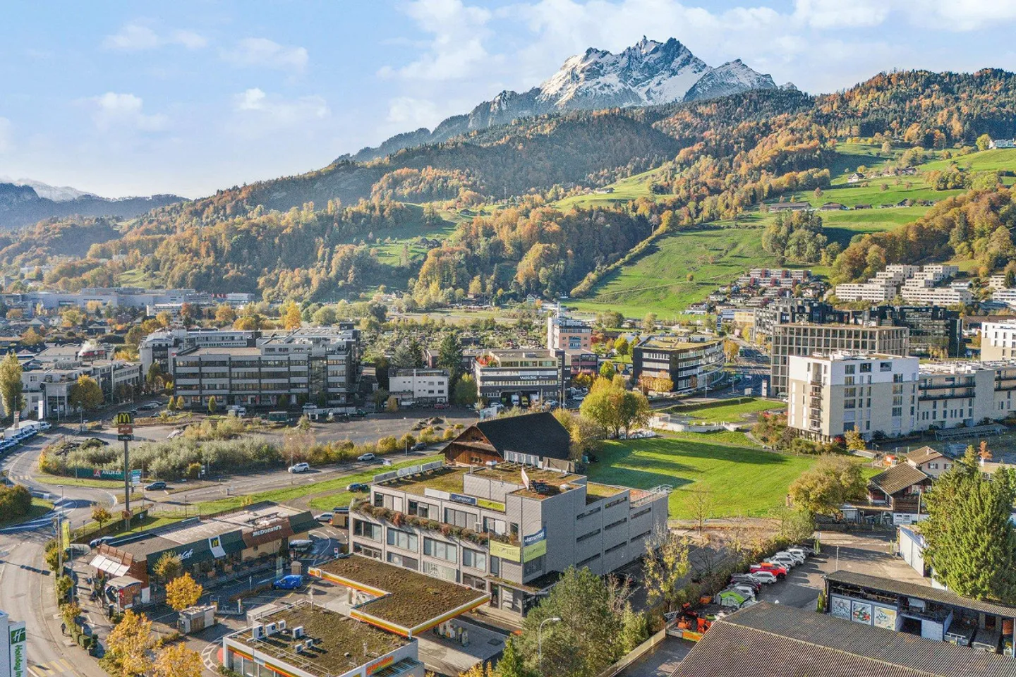 Spazi commerciali o di servizio in una posizione di traffico ideale 826 m² - Foto 2 di 10