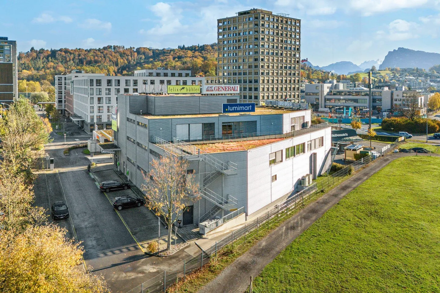 Spazi commerciali o di servizio in una posizione di traffico ideale 826 m² - Foto 3 di 10