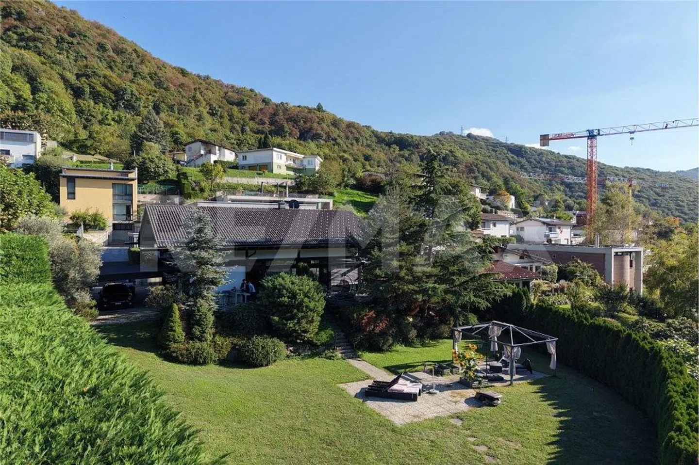 Exclusive villa immersed in greenery with wellness area in Carabbia - Photo 3 of 13