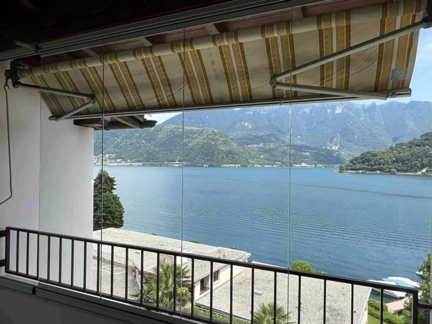 GERÄUMIGE 3.5 ZIMMER MIT PRACHTVOLLEM SEEBLICK - Foto 1 von 13