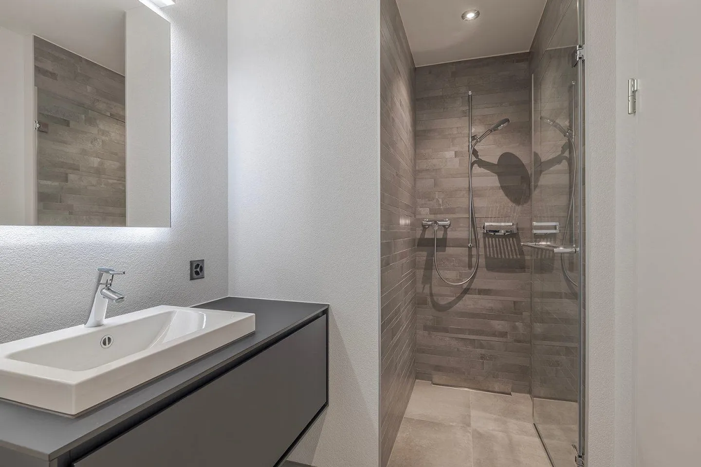 Elegant Living with Conservatory & Terrace – 5.5 Rooms in Ownership Standard - Photo 4 of 13