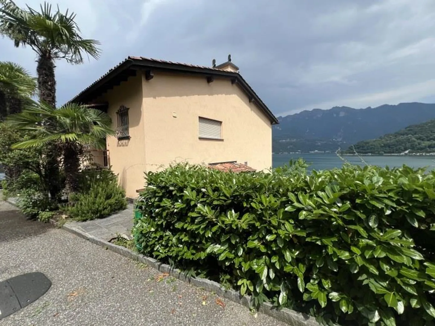 GERÄUMIGE 3.5 ZIMMER MIT PRACHTVOLLEM SEEBLICK - Foto 2 von 13