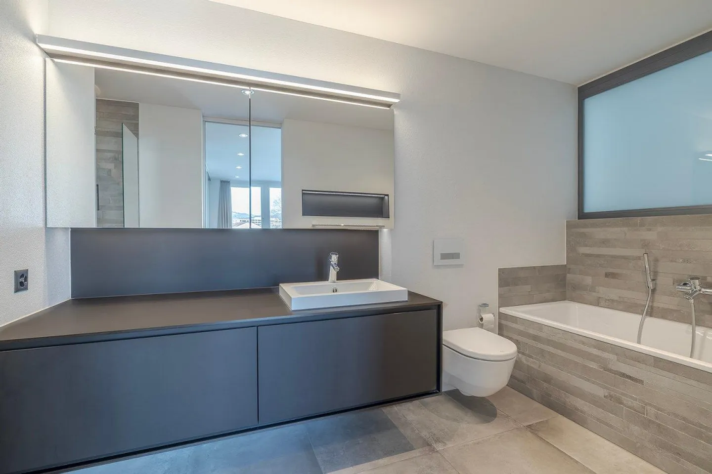 Elegant Living with Conservatory & Terrace – 5.5 Rooms in Ownership Standard - Photo 7 of 13