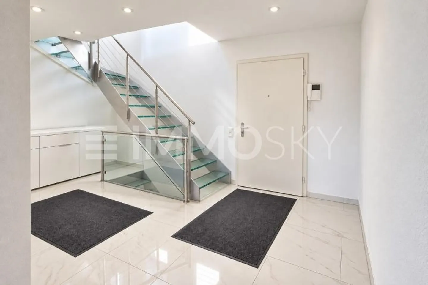 Exclusive living dream on two levels with balcony in Herrliberg - Photo 2 of 5