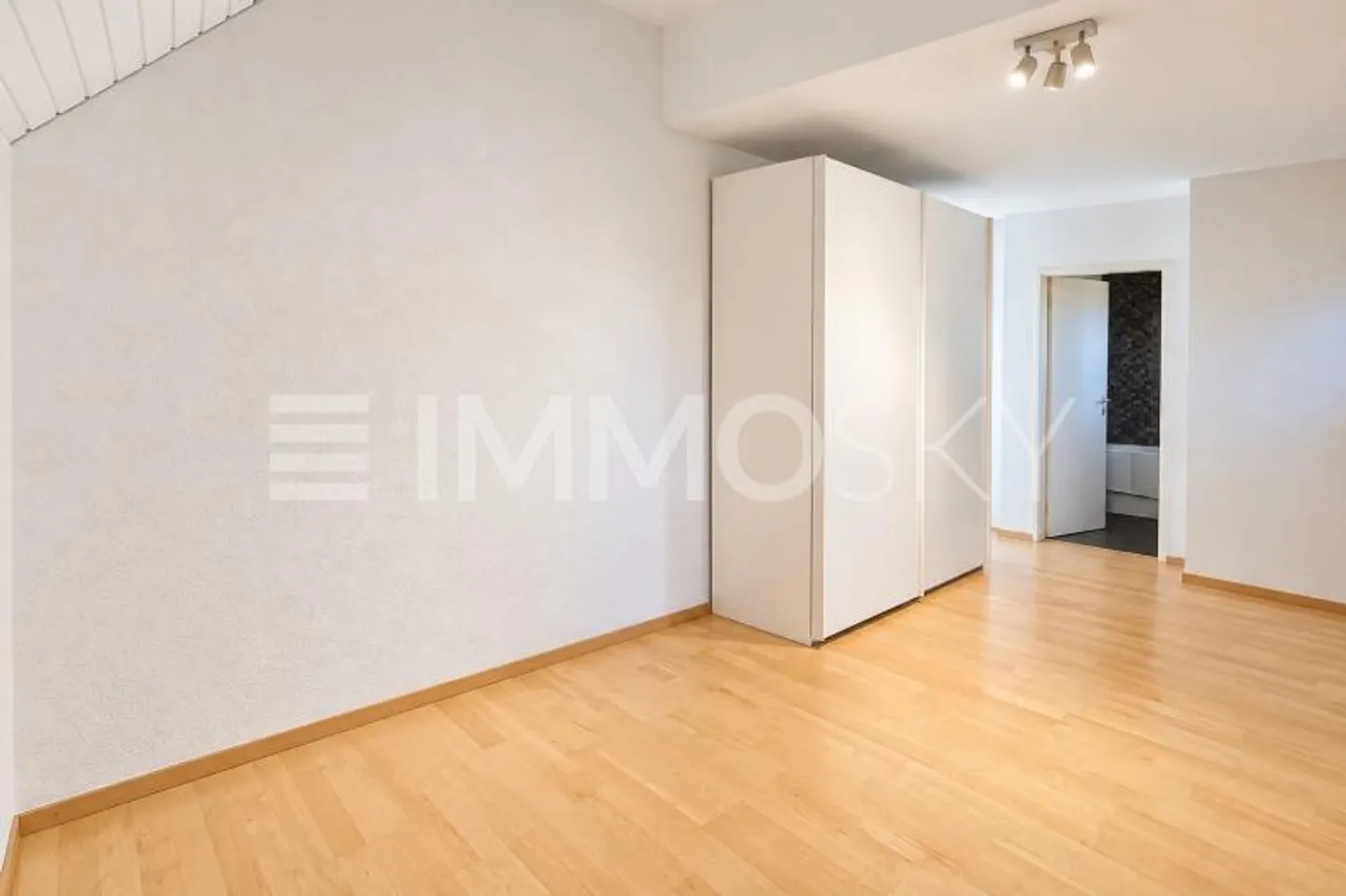 Exclusive living dream on two levels with balcony in Herrliberg - Photo 5 of 5