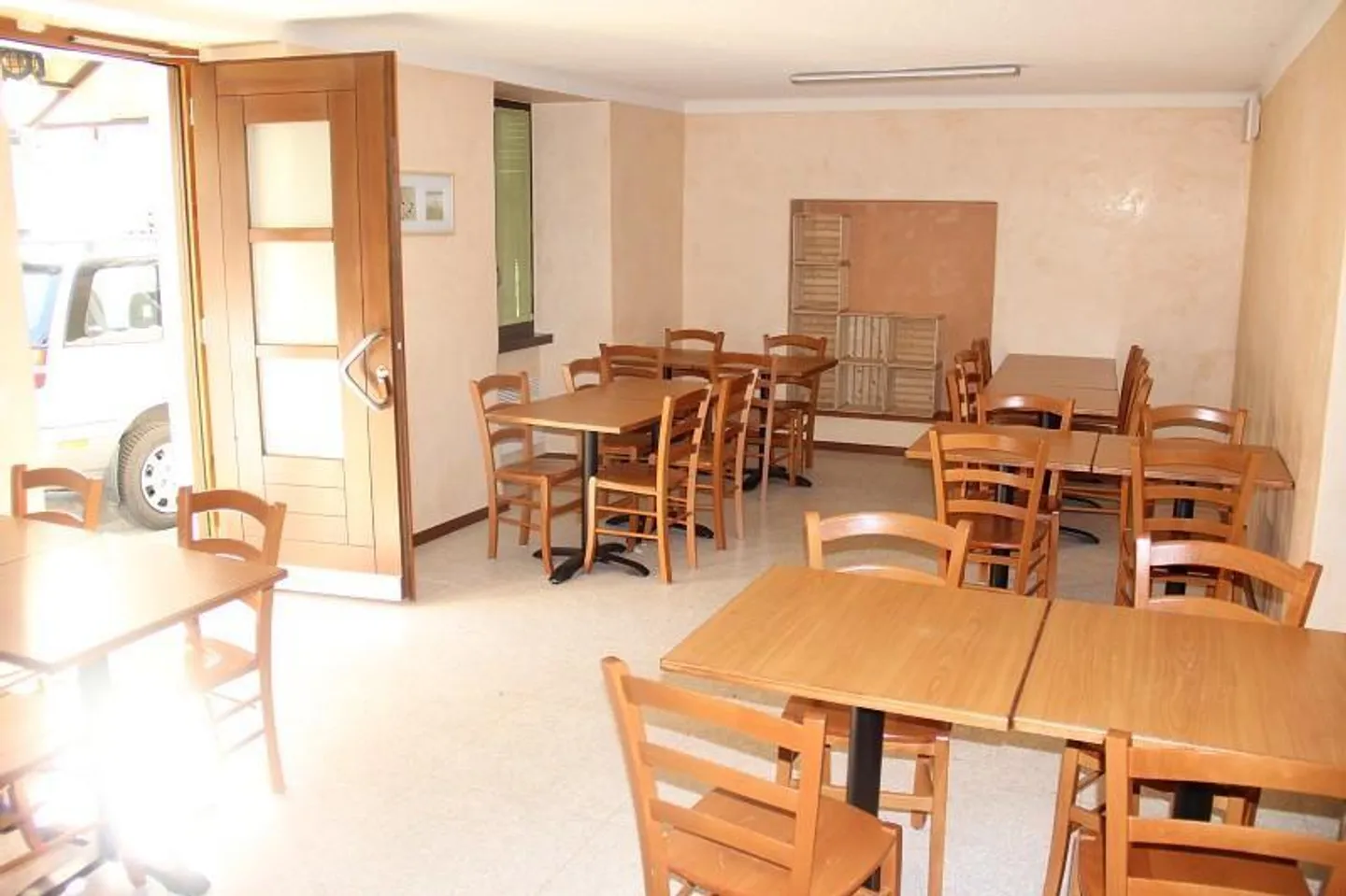 Restaurant mit 3-Zimmer-Wirtewohnung / ristorante con appartamento ... - Foto 3 di 15