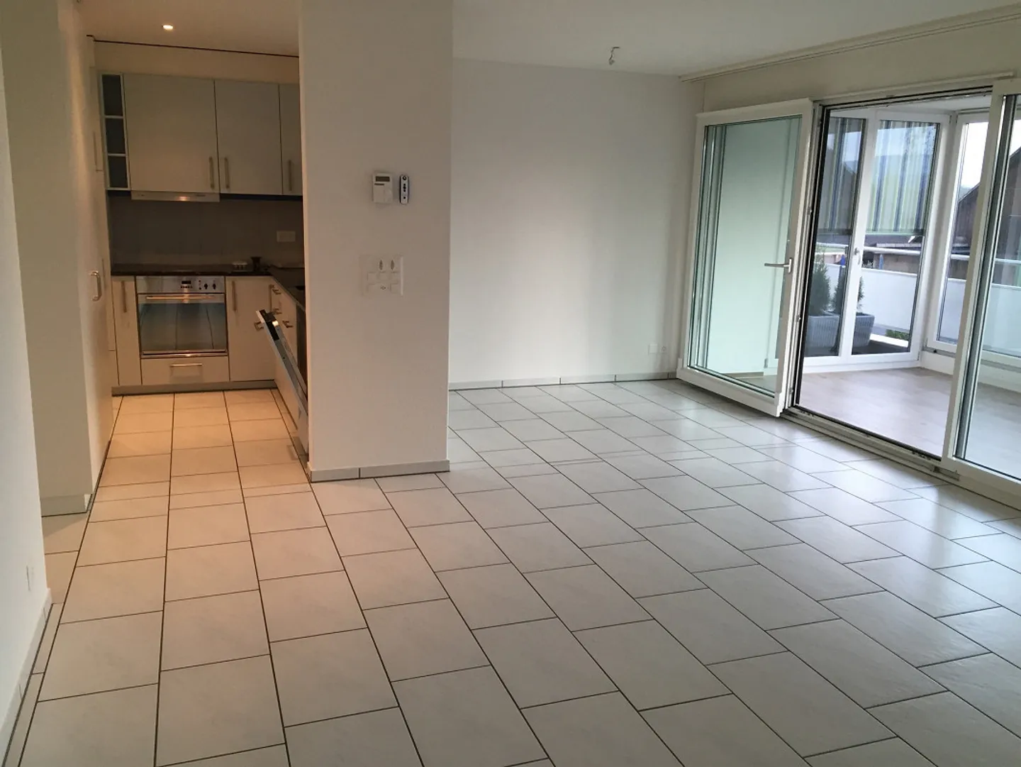 Sonnige 2 1/2 Zimmer-Wohnung im 1. OG mit grosszügiger Terrasse - Foto 1 von 25