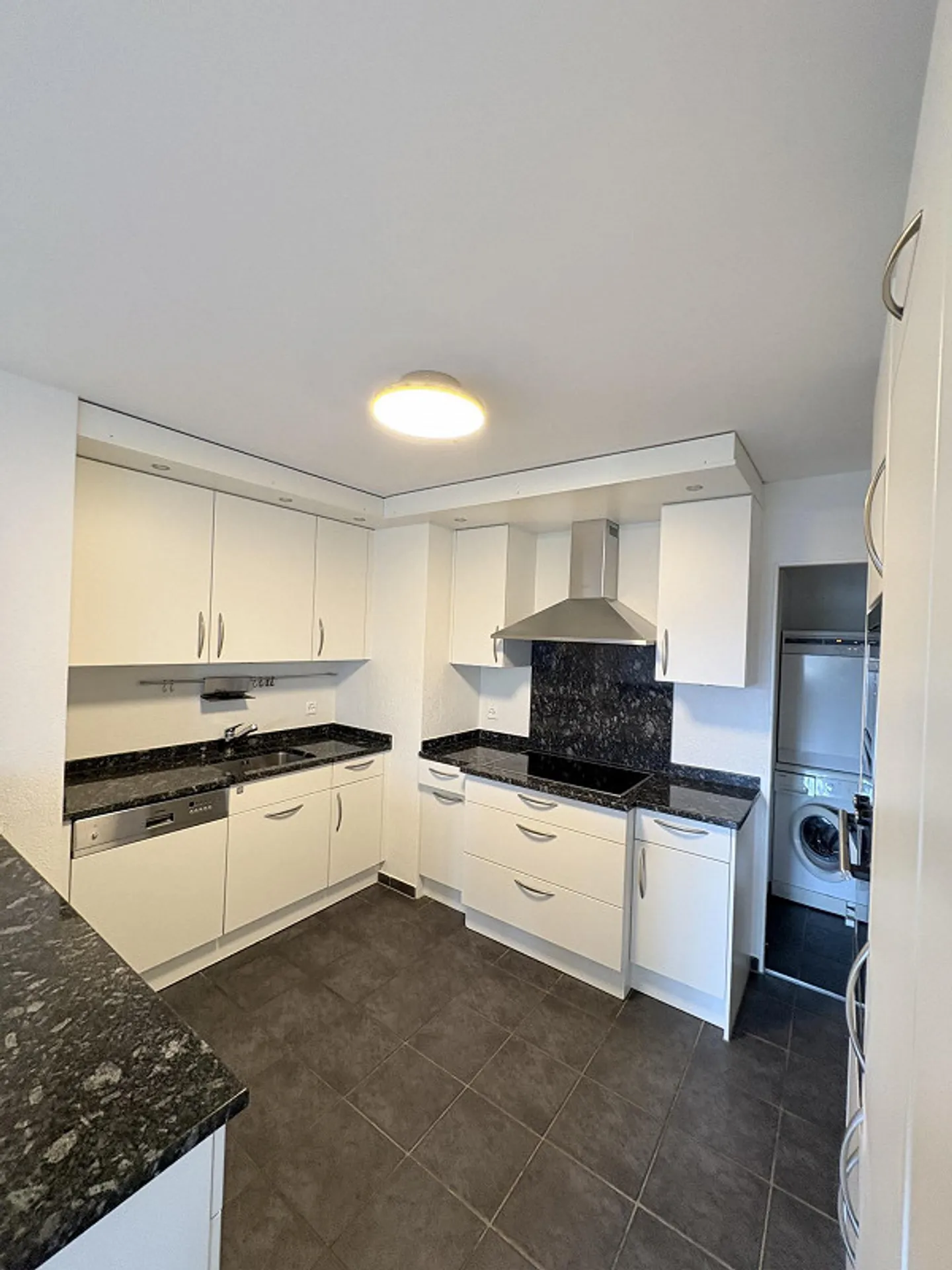 Ampio appartamento con terrazza di 3,5 locali con vista parziale sul lago - Foto 4 di 9