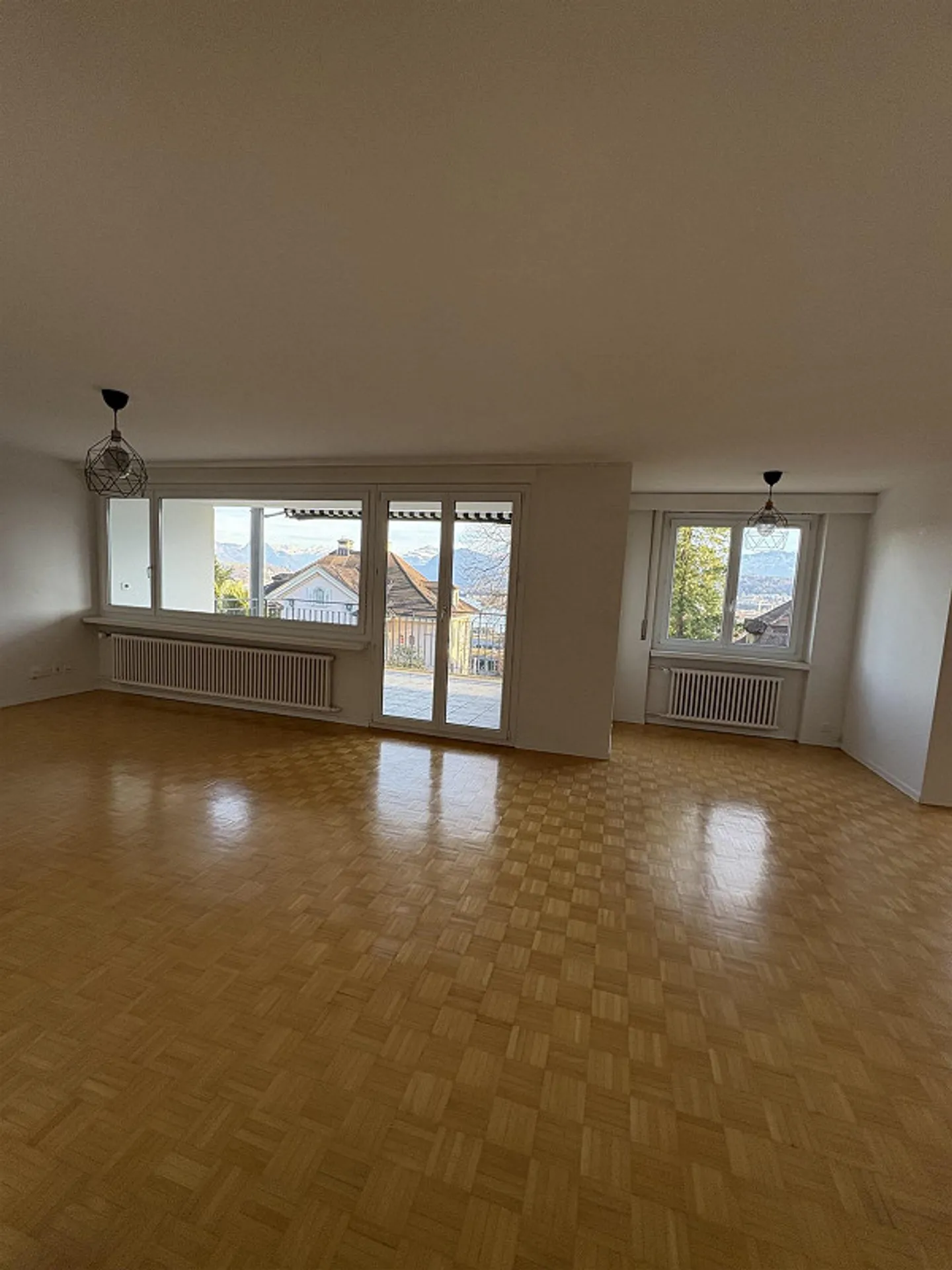 Ampio appartamento con terrazza di 3,5 locali con vista parziale sul lago - Foto 5 di 9