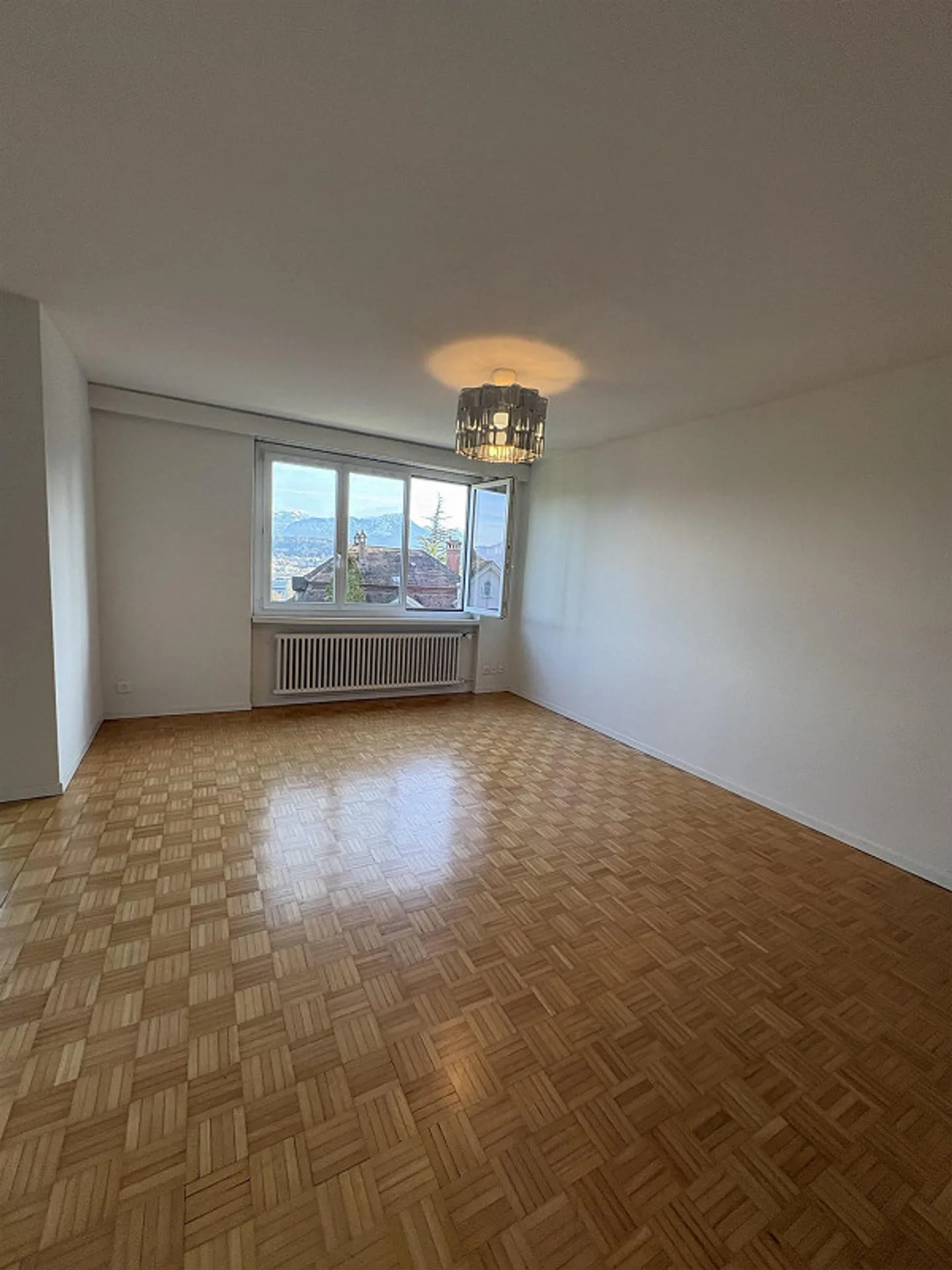 Ampio appartamento con terrazza di 3,5 locali con vista parziale sul lago - Foto 6 di 9