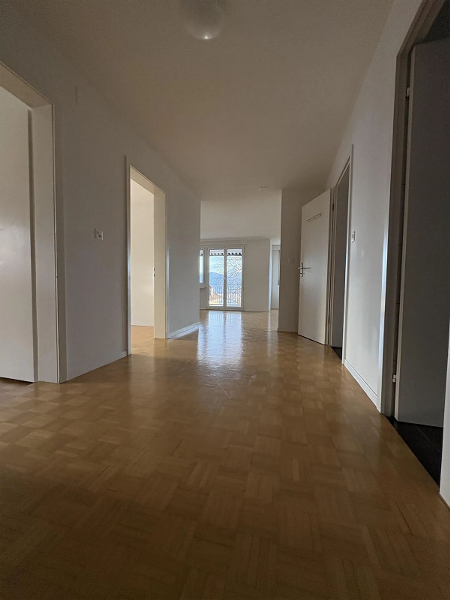 Ampio appartamento con terrazza di 3,5 locali con vista parziale sul lago - Foto 7 di 9