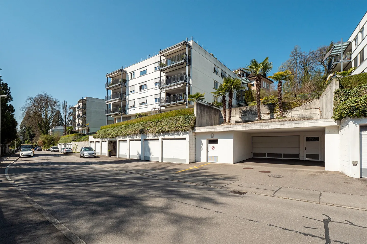 Ampio appartamento con terrazza di 3,5 locali con vista parziale sul lago - Foto 1 di 9