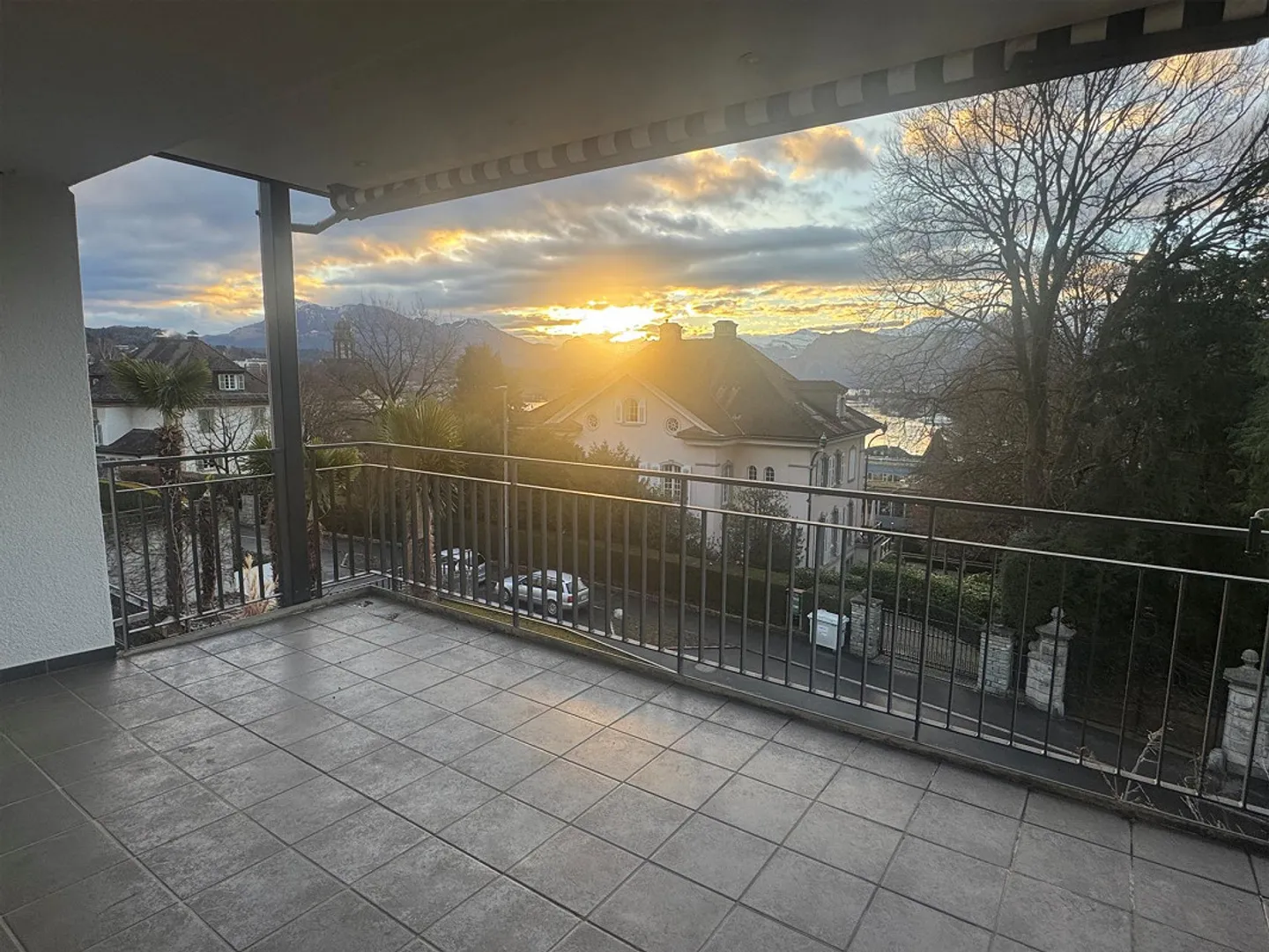 Ampio appartamento con terrazza di 3,5 locali con vista parziale sul lago - Foto 2 di 9