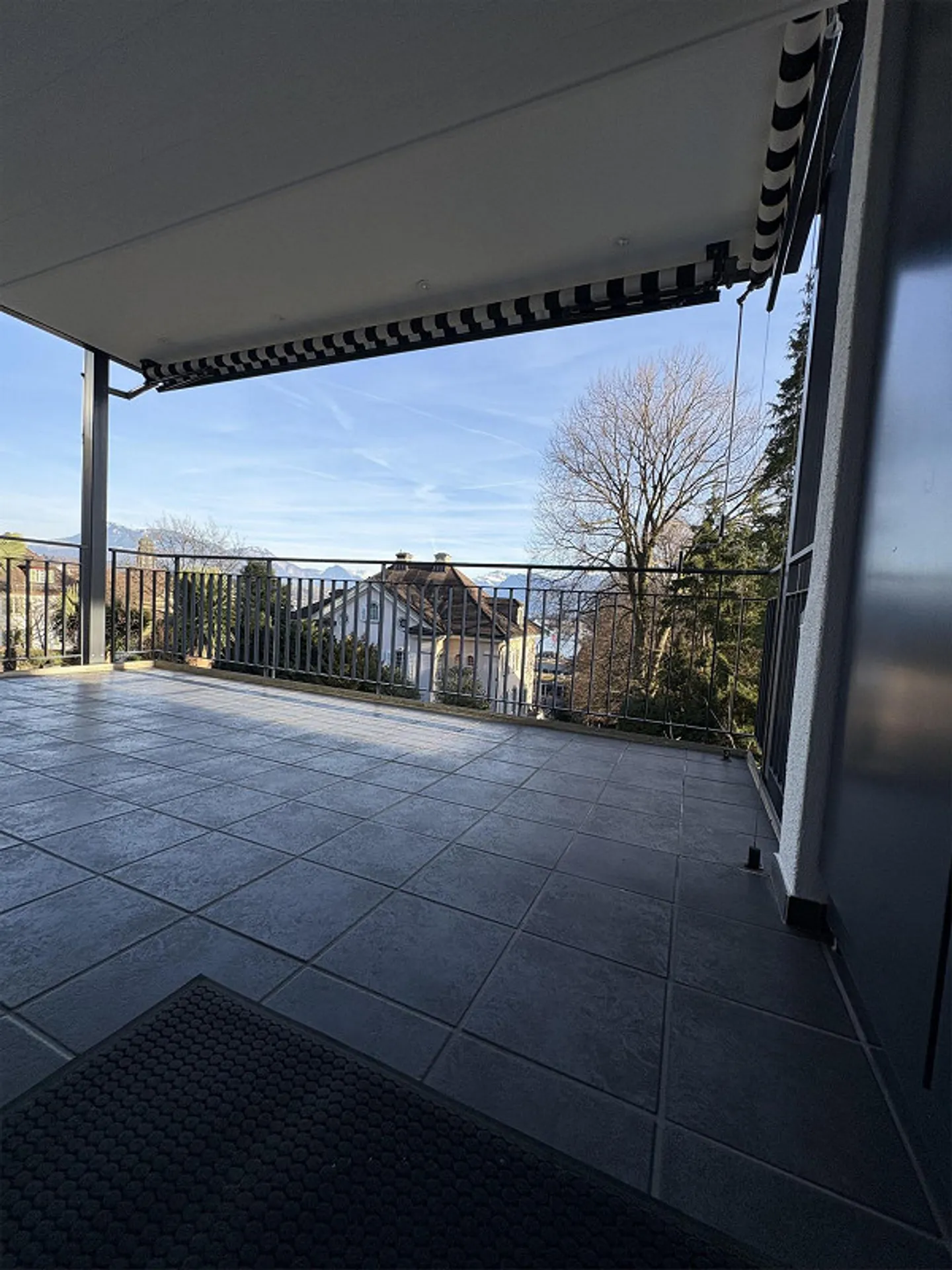 Ampio appartamento con terrazza di 3,5 locali con vista parziale sul lago - Foto 3 di 9