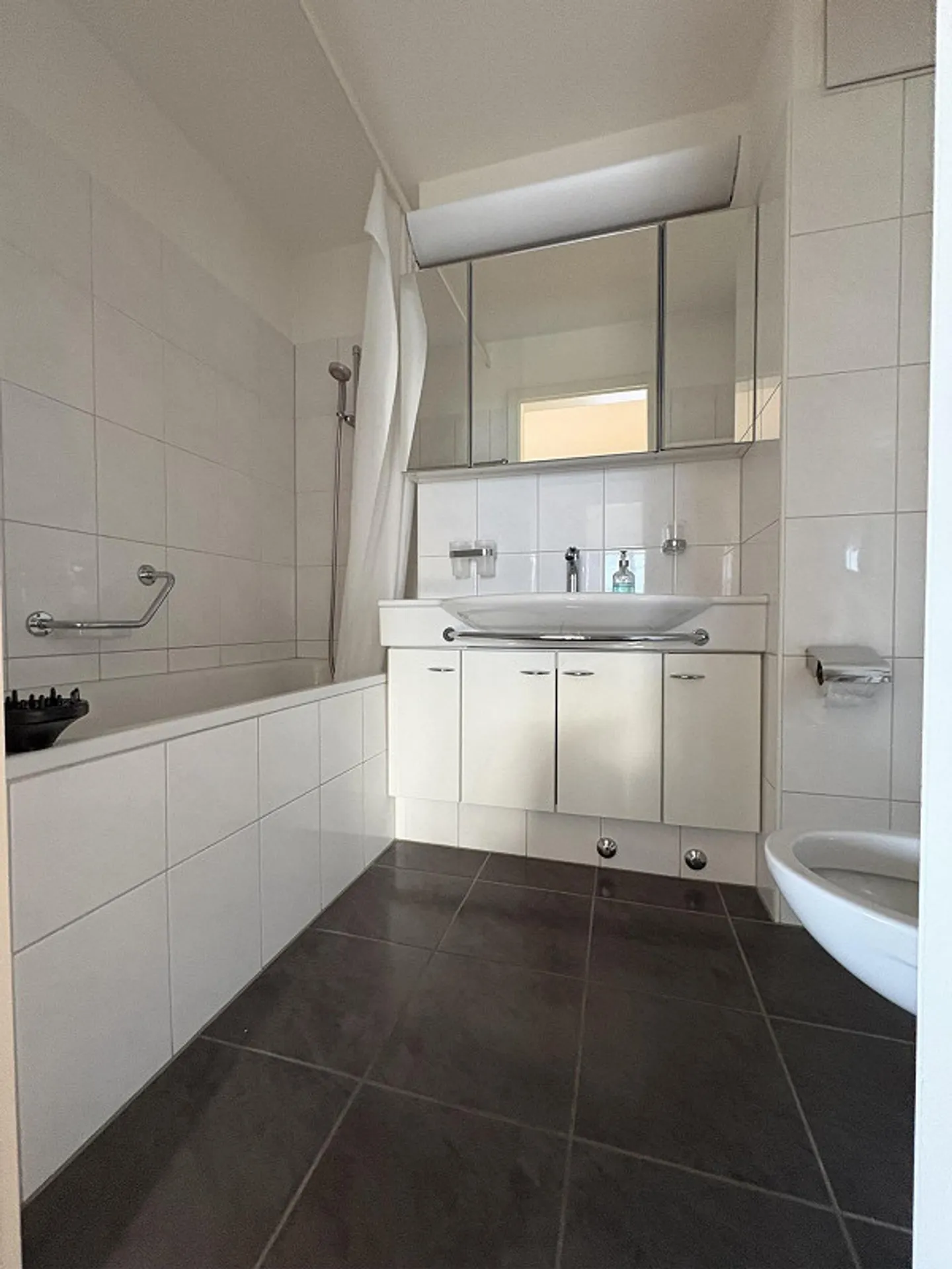 Ampio appartamento con terrazza di 3,5 locali con vista parziale sul lago - Foto 9 di 9