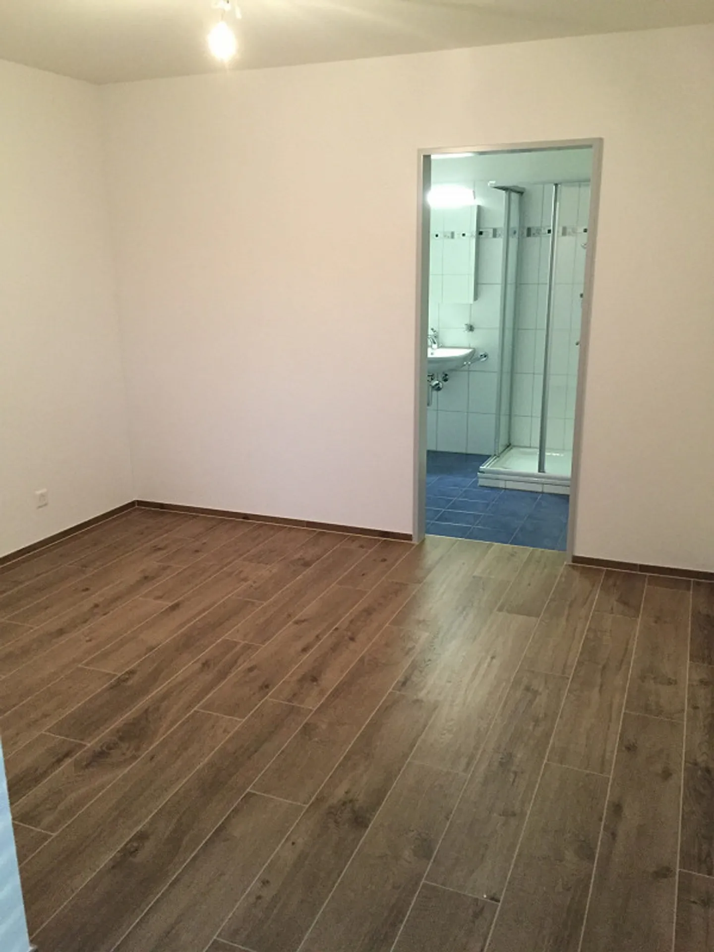 Sonnige 2 1/2 Zimmer-Wohnung im 1. OG mit grosszügiger Terrasse - Foto 9 von 25