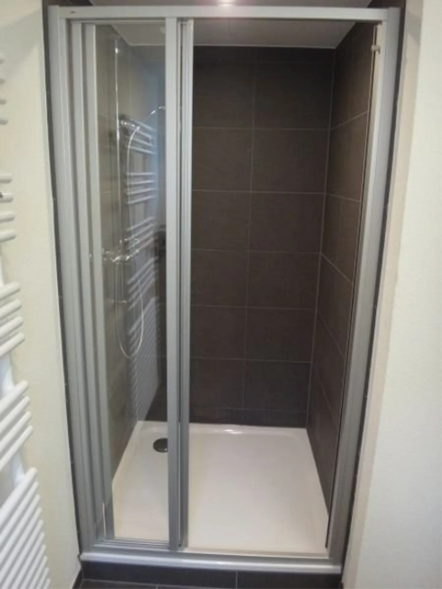 Appartamento ristrutturato con patio in una posizione tranquilla - Foto 4 di 8
