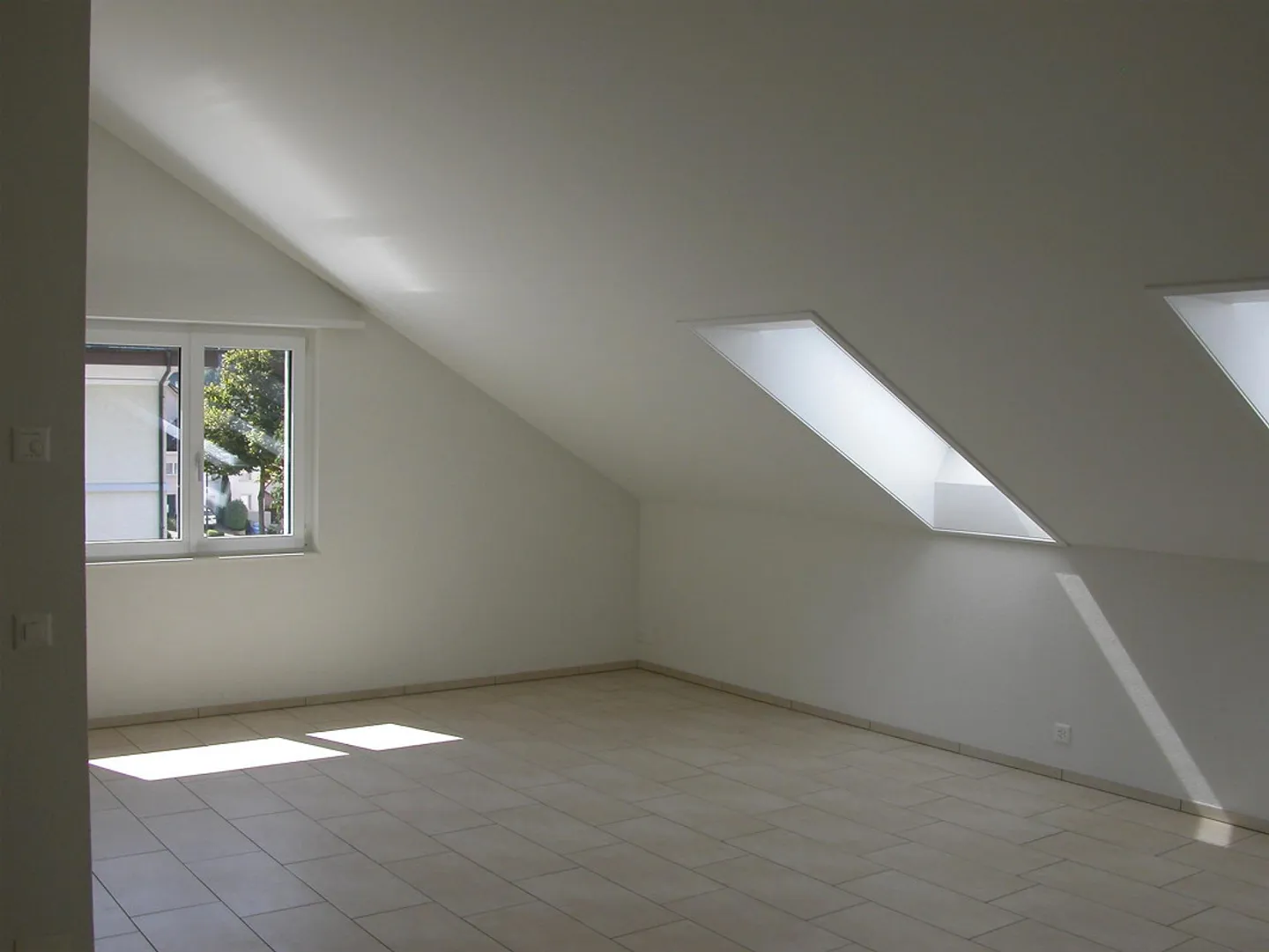 Bellissimo, luminoso e moderno appartamento mansardato di 4.5 locali - Foto 4 di 12