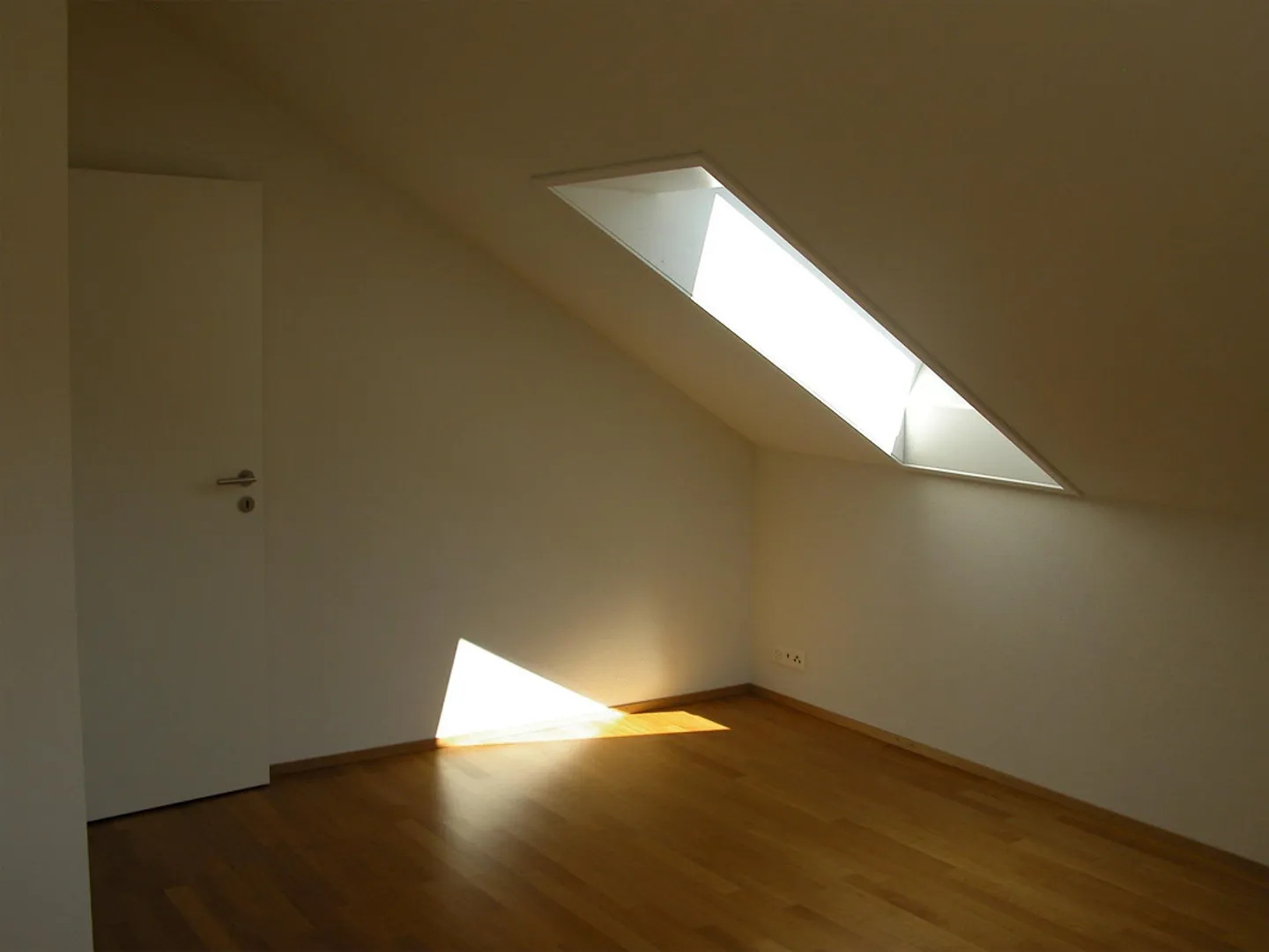Bellissimo, luminoso e moderno appartamento mansardato di 4.5 locali - Foto 6 di 12