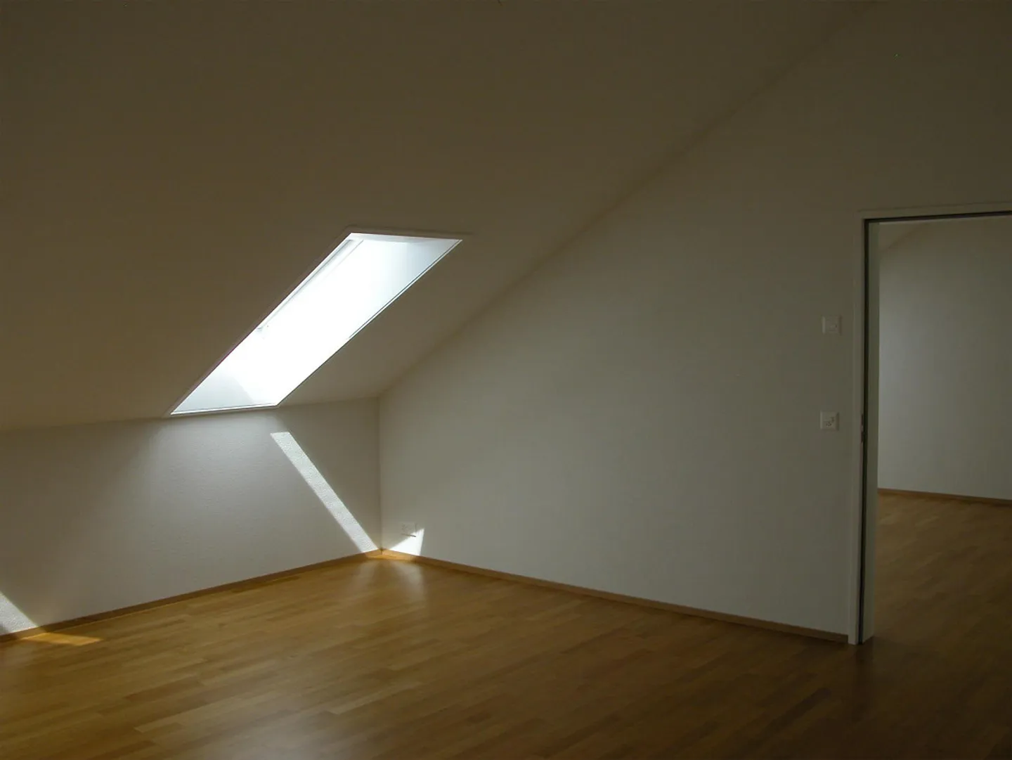 Bellissimo, luminoso e moderno appartamento mansardato di 4.5 locali - Foto 11 di 12