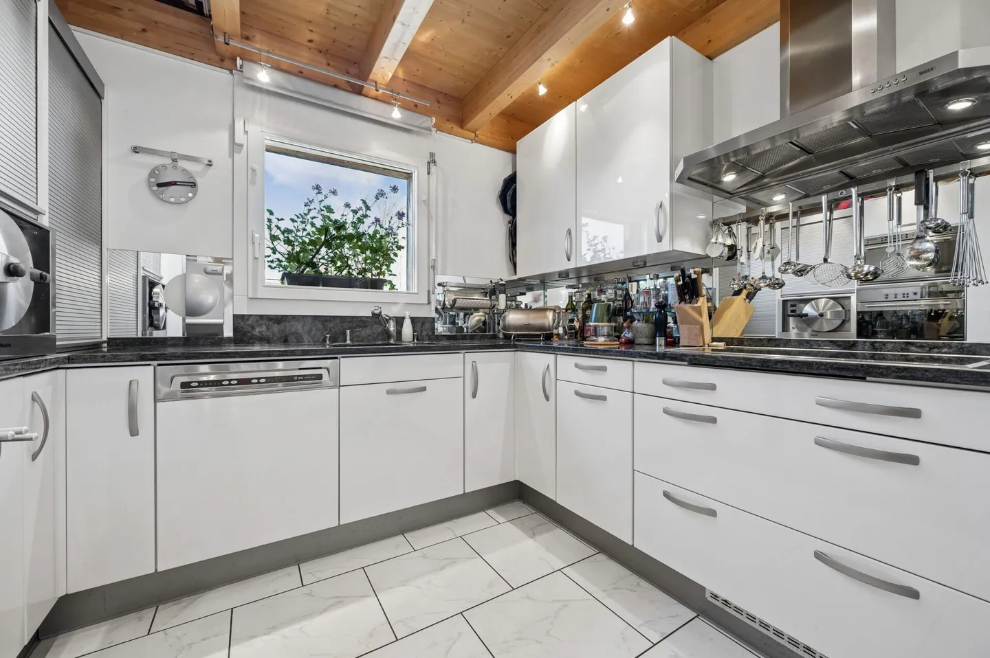 Charming wooden semi-detached house with a lot of living feel - Photo 6 of 13