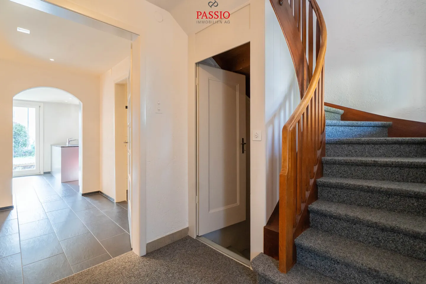 Casa familiare di 6,5 stanze con piscina e giardino in una posizione ideale! - Foto 2 di 21