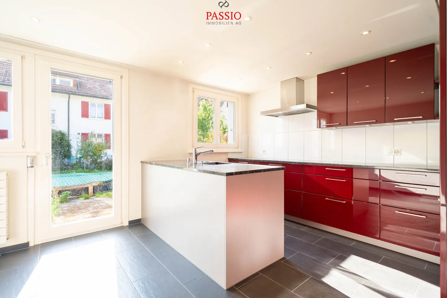 Casa familiare di 6,5 stanze con piscina e giardino in una posizione ideale! - Foto 3 di 21