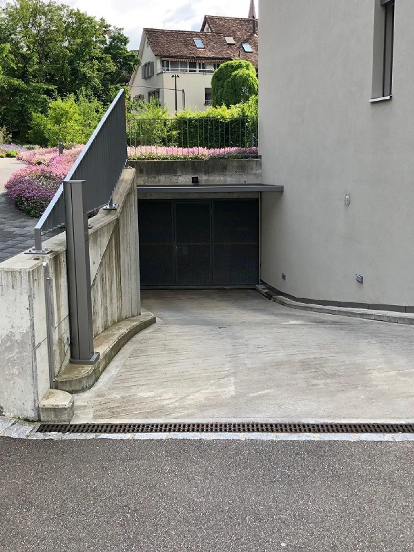 Parkplatz mit E-Auto-Ladestation - Foto 2 von 3