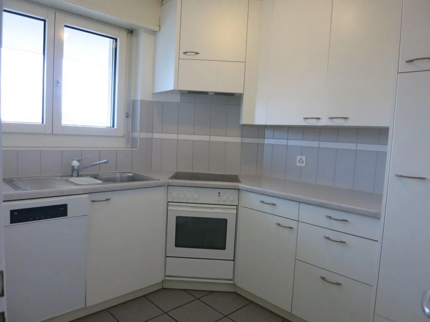 Beautiful 2-room apartment in Kloten from 01.02.2026 - Photo 2 of 5