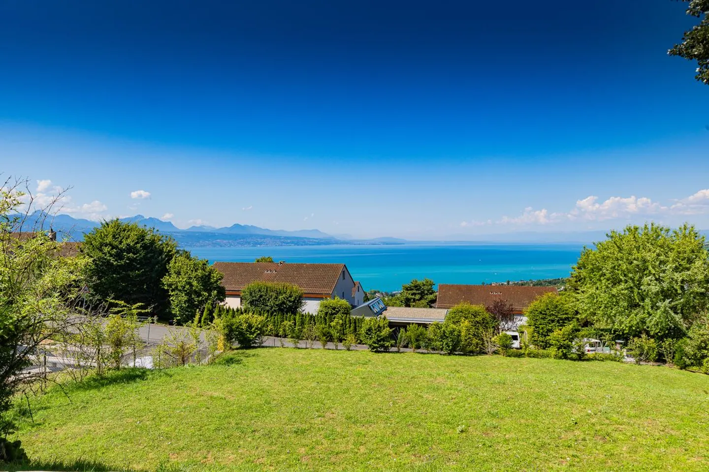 Raum, Moderne & atemberaubender Blick! - Foto 3 von 9