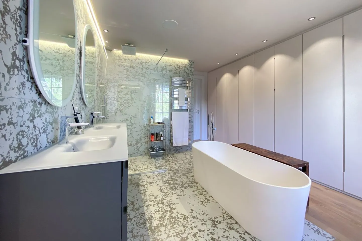 Raum, Moderne & atemberaubender Blick! - Foto 9 von 9