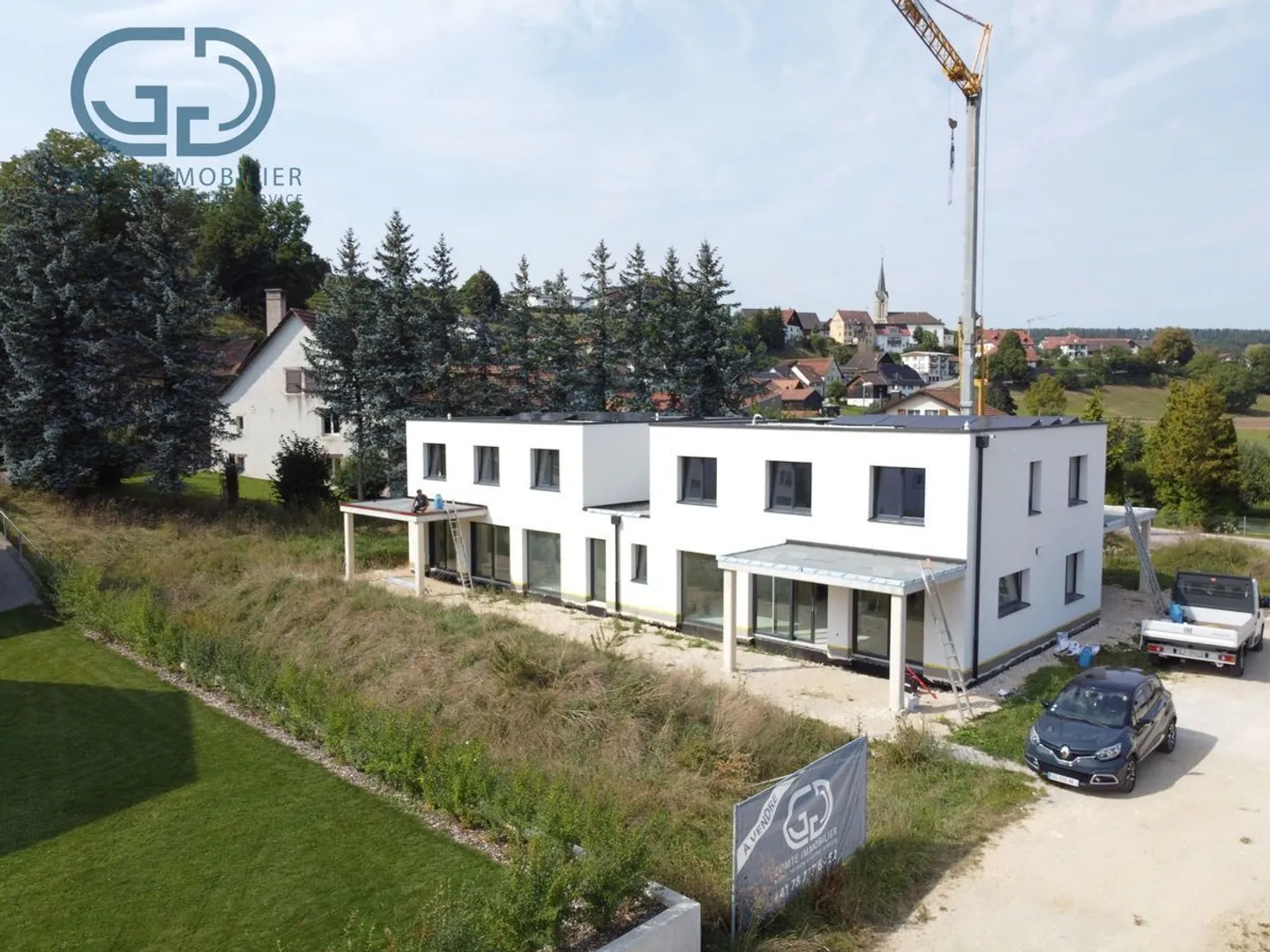 High-end semi-detached villa - Photo 1 of 13