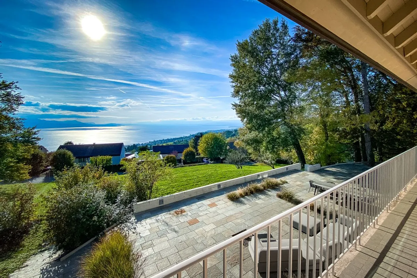 Raum, Moderne & atemberaubender Blick! - Foto 1 von 9