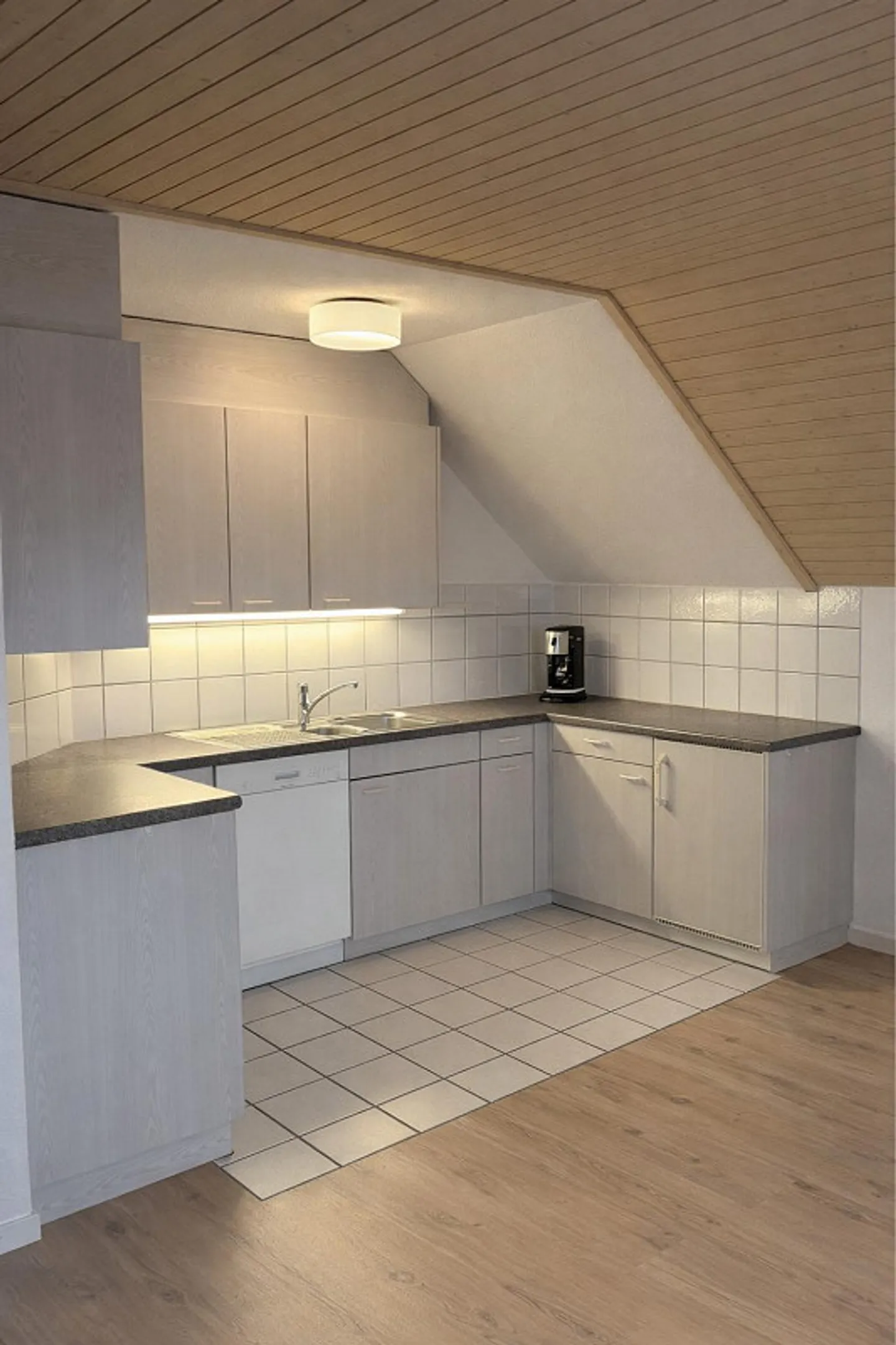 Appartamento mansardato molto tranquillo con galleria di 3 stanze - Foto 4 di 8