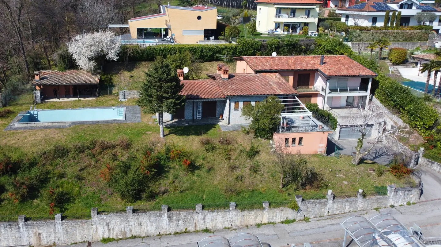 Prachtvolles Zweifamilienhaus mit Pool und freier Sicht – Besazio - Foto 1 von 18